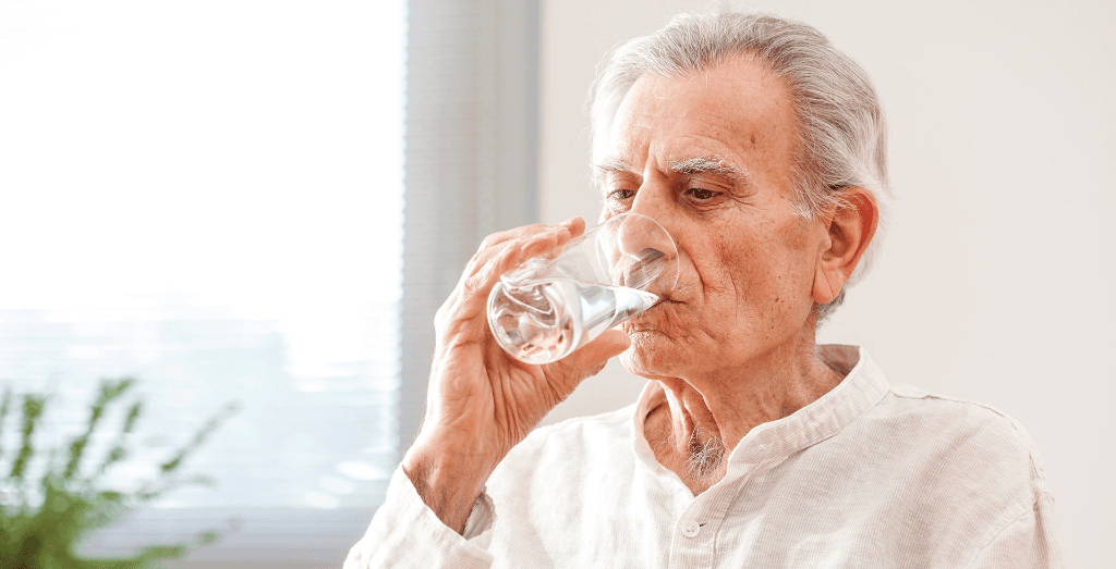 Pessoa a beber água hidrogenada