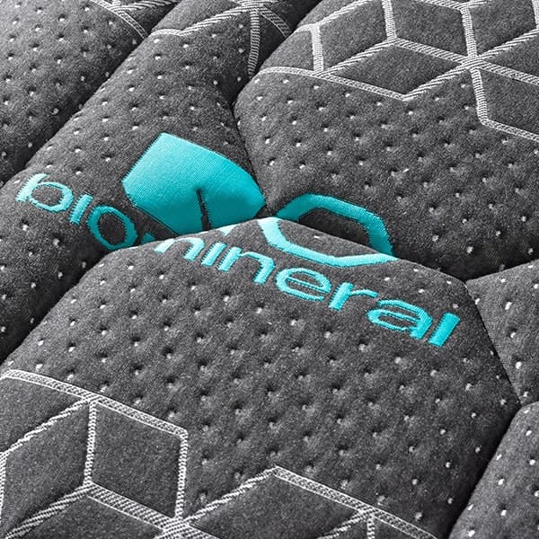 Detalhe do tecido — logo biomineral bordado